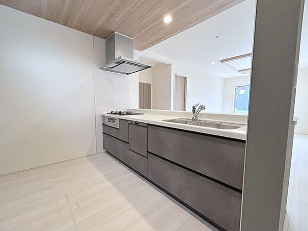 対面キッチンがご家族の温かい時間を演出。