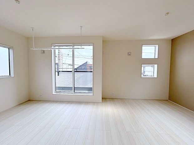 将来的には間仕切りして2部屋に変更可能な洋間。成長に合わせた間取り変更が可能なタイプ。