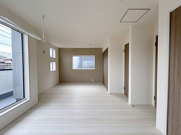 大きめのベッドを置いても、まだゆとりが持てる大きさ。10.02帖の主寝室。将来は間仕切りで、洋間二部屋分に対応可能。