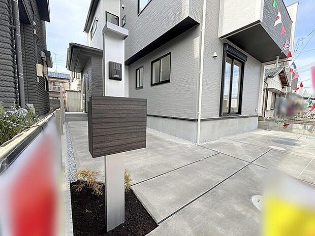 ポスト、表札、インターホンを兼ねる機能門柱。シンプルな外観で容量のあるポストです。