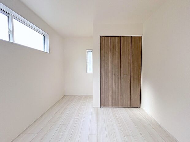 こちらの洋室は誰にも使いやすいサイズ感、5.25帖です。