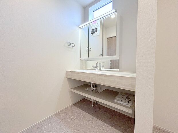 お出かけ前の身だしなみに一歩差がつく三面鏡。