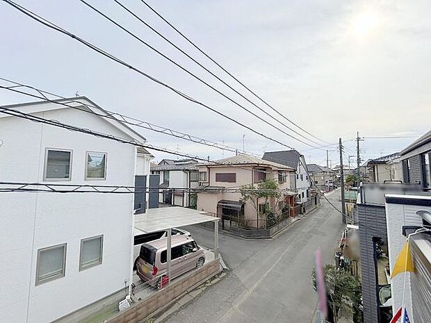 幹線道路から1本入った現地は、想像以上に静かに感じられます。