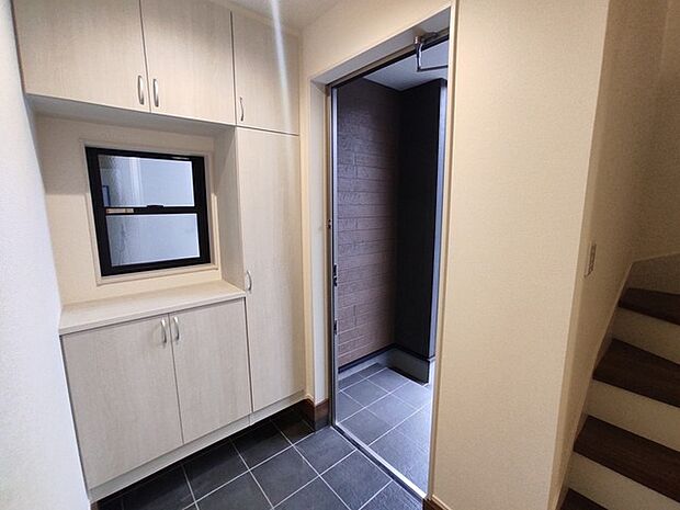 玄関を開けたらシューズボックス、使いやすい配置です。 