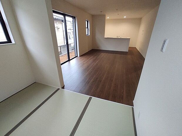 LDK+隣接和室、開放すれば広々空間に。おもてなしスペースにもどうぞ。