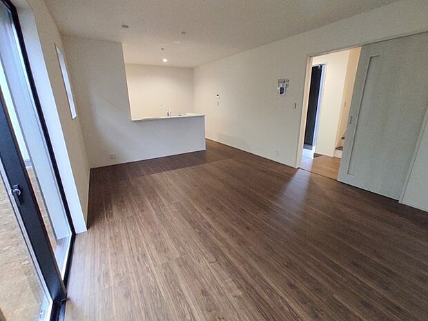 日当たりのいいリビングは心地よく、落ち着いて暮らせます。 