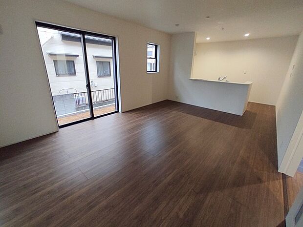 リビング空間とダイニング空間とか使い分けやすい間取り配置。対面式でキッチン立つ人の視界も良好です。