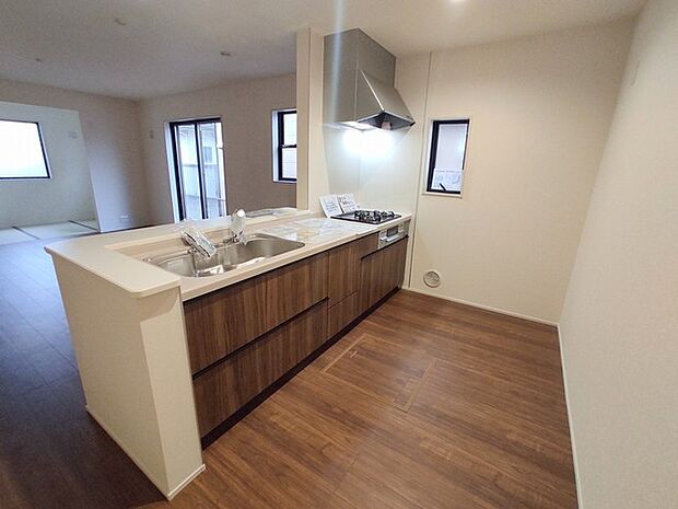 カウンターからはリビングが広く見渡せ、ご家族とのコミュニケーションも弾みます。 