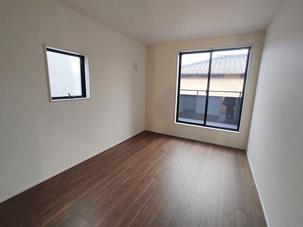 住宅街の2階南向きのお部屋、日当たりはご覧のとおり良好です。 