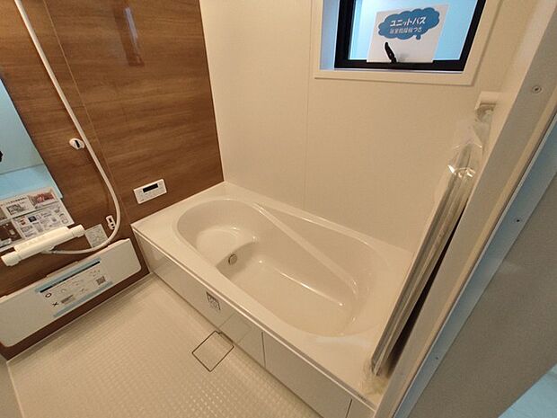 広々1坪タイプのゆったり浴室ユニット。防カビ・抗菌素材なのもうれしい。