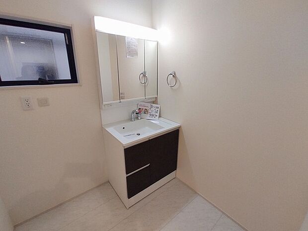 三面鏡を採用した洗面化粧台。鏡の裏にも収納スペースがあります。