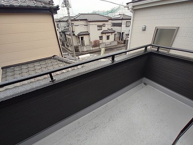 低層住居専用地域ならではのベランダの光景。辺りには高い建物がありません。 