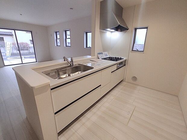 カウンターからはリビングが広く見渡せ、ご家族とのコミュニケーションも弾みます。