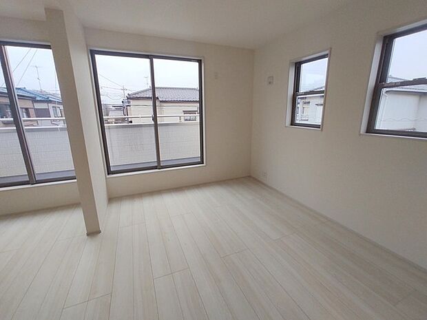 たっぷりの陽光に包まれる明るい住まいが、ここにあります。