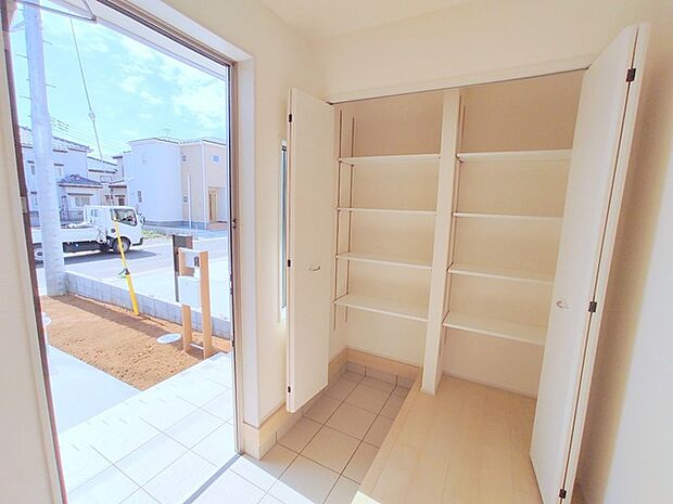 シンプルなデザインの玄関収納。