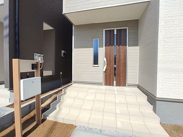 ポーチのついた新築分譲物件。玄関の印象はいかがでしょうか？入口からご覧ください。 