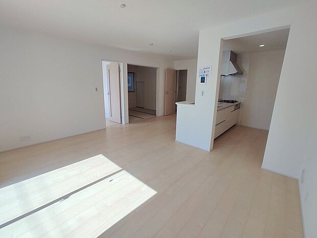 大画面TVの配置も可能なワイドリビングは約16.25帖。