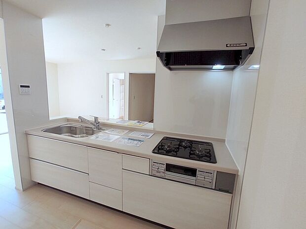 吊戸棚で視界を遮らず、パノラマ感を重視したタイプのキッチンスペース。 