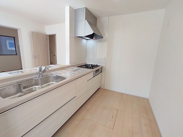 カウンターからはリビングが広く見渡せ、ご家族とのコミュニケーションも弾みます。