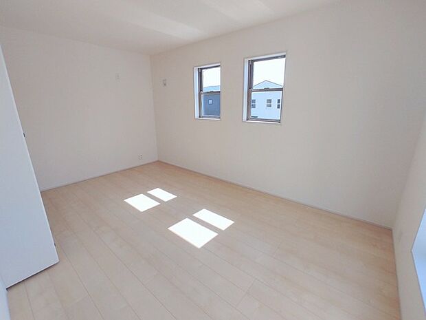 大きめのベッドを置いても、まだゆとりが持てる大きさ。8.62帖の主寝室。