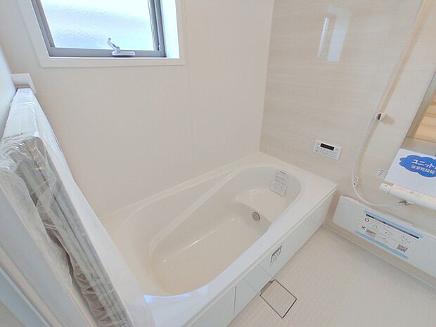 広々1坪タイプのゆったり浴室ユニット。防カビ・抗菌素材なのもうれしい。 