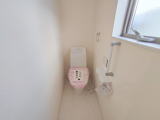 ウォシュレット機能付き。憩いの場としてひそかに注目度の高いお手洗いにもご注目ください。