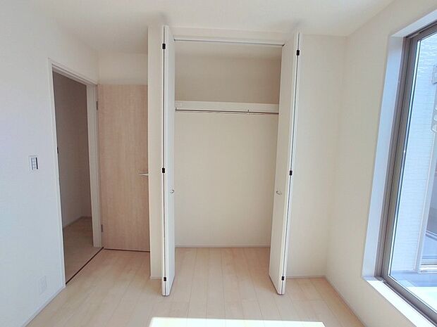 新築の木の匂いのする室内。写真では伝わらないので、ぜひ現地でお確かめください。 