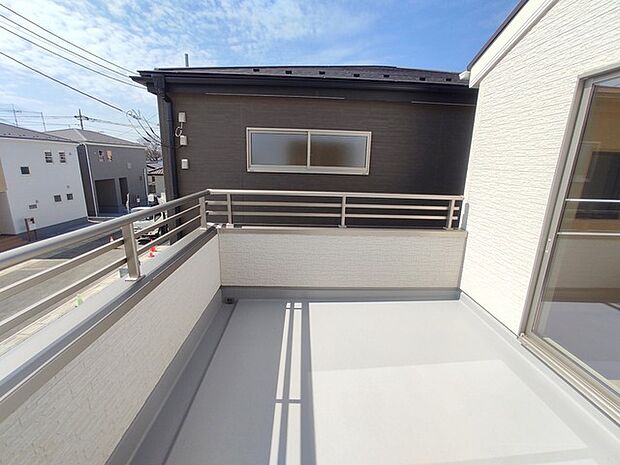 南側に面したワイドな幅のバルコニー、カラッと洗濯物が乾きそう。