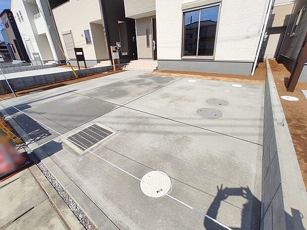 並列3台駐車可能な、ゆとりのカースペースがここに。 