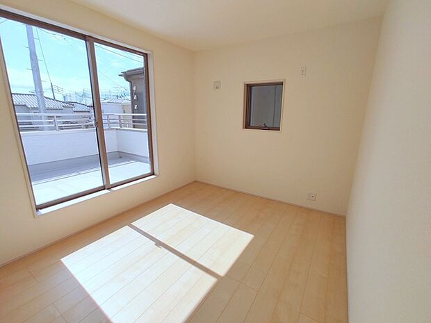 バルコニーからはたっぷりと太陽の光が舞い込みます。