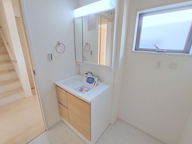 お出かけ前の身だしなみに一歩差がつく三面鏡。 