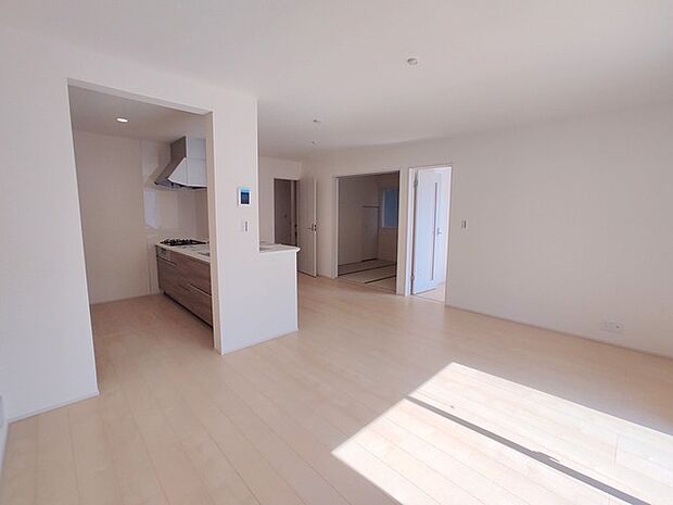 朝から日差しいっぱい、 早起きしたくなるLDK。