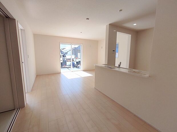 リビング空間とダイニング空間とか使い分けやすい間取り配置。対面式でキッチン立つ人の視界も良好です。