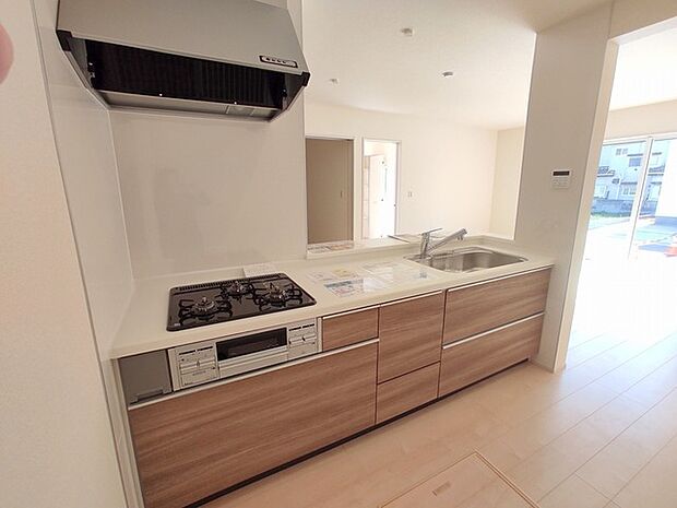 リビングで遊ぶお子様を見守りながらお料理ができる、対面キッチン。