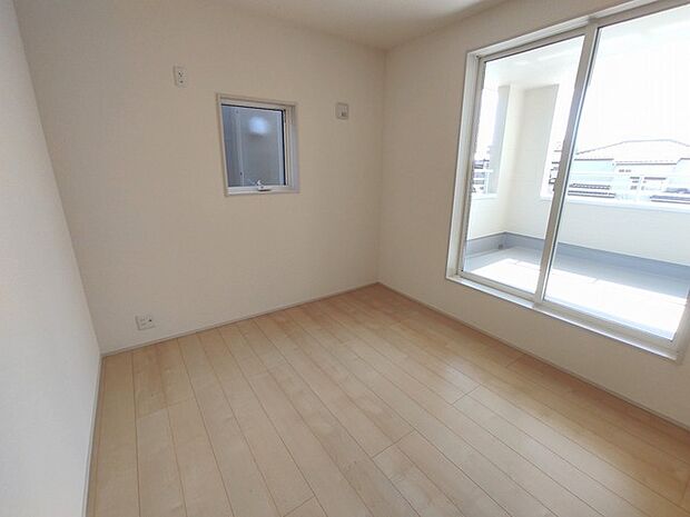 広々バルコニーから、たっぷり太陽の恵みが得られます。