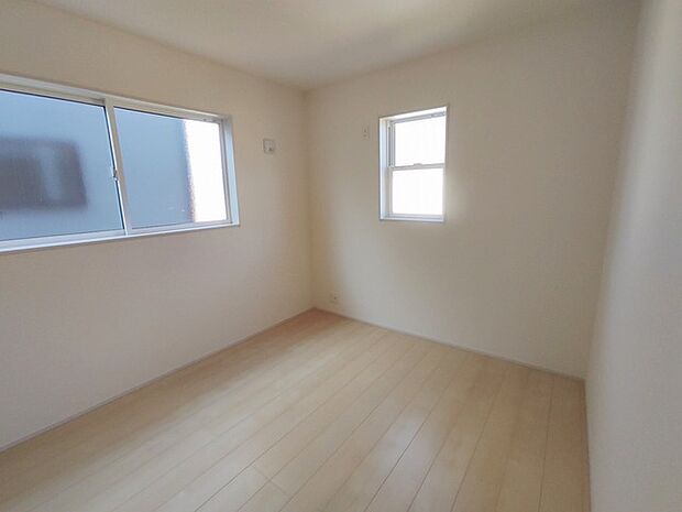 こちらの洋室は誰にも使いやすいサイズ感