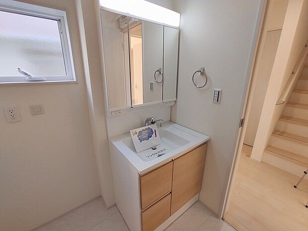 三面鏡を採用した洗面化粧台。鏡の裏にも収納スペースがあります。