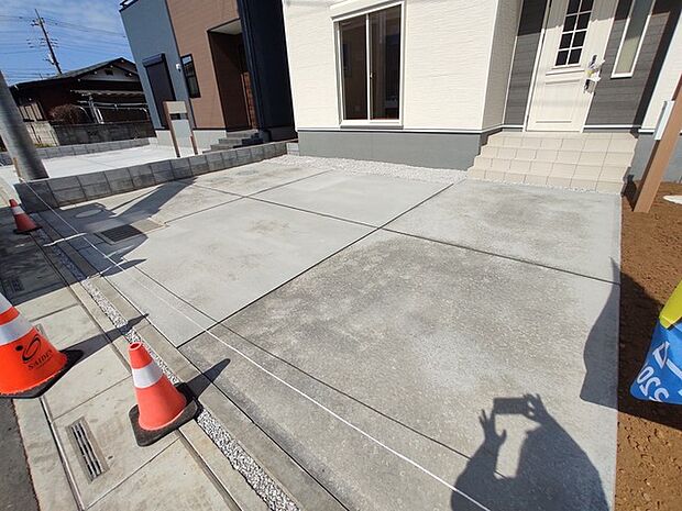 並列3台駐車可能な、ゆとりのカースペースがここに。