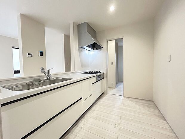 キッチンにも清潔感を追求。白亜の台所でお料理を存分に楽しんでください。 