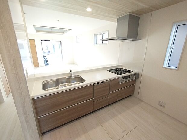 リビングで遊ぶお子様を見守りながらお料理ができる、対面キッチン。 