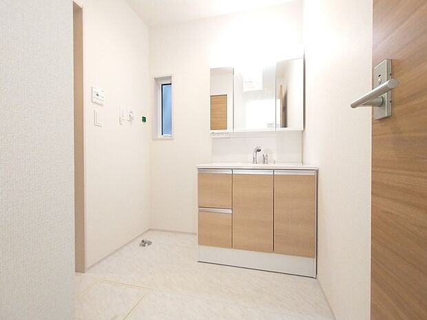 たっぷりの収納を設けたシャワー付洗面台で快適な暮らし。