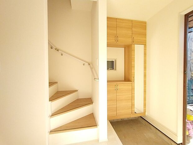 玄関がいつも片づく大容量シューズボックス。 