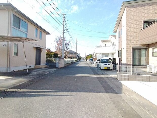 駐車が苦手な方にも嬉しい、前面6m道路に面した住まい。