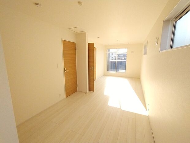 たっぷりの陽光と、心地よい風が舞い込みます。 