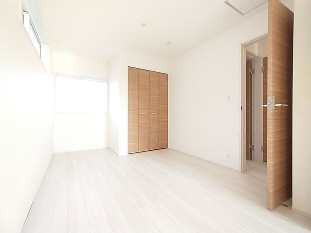 たっぷりの陽光と、心地よい風が舞い込みます。 