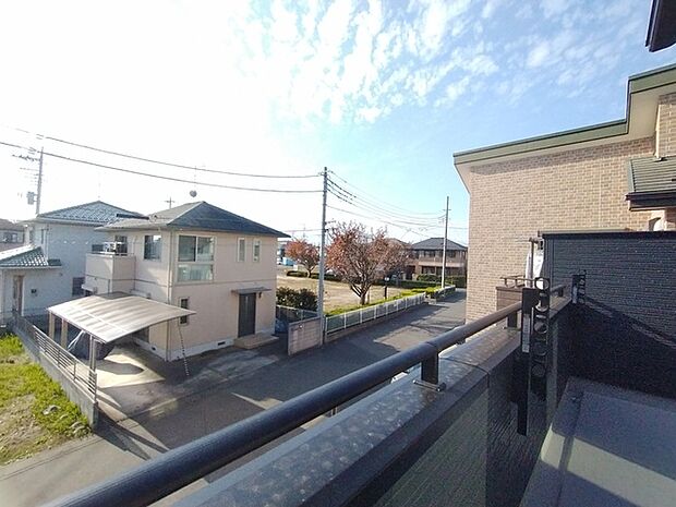 前面の住まいとの距離感があるから、圧迫感を感じません。  