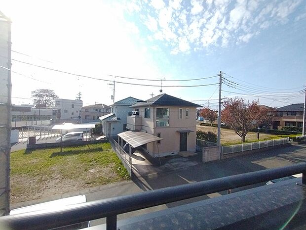前面の住まいとの距離感があるから、圧迫感を感じません。 