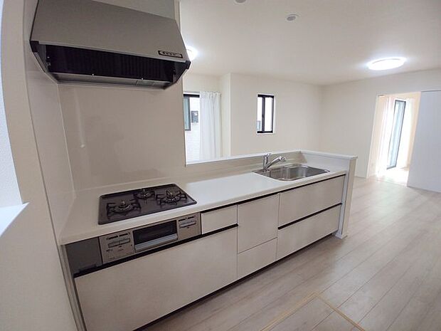 リビングで遊ぶお子様を見守りながらお料理ができる、対面キッチン。