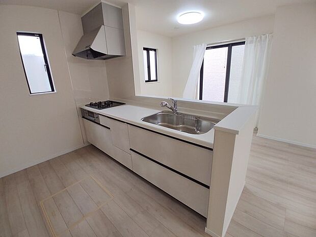 料理をしながらでも、ご家族との会話を楽しめる対面キッチン。