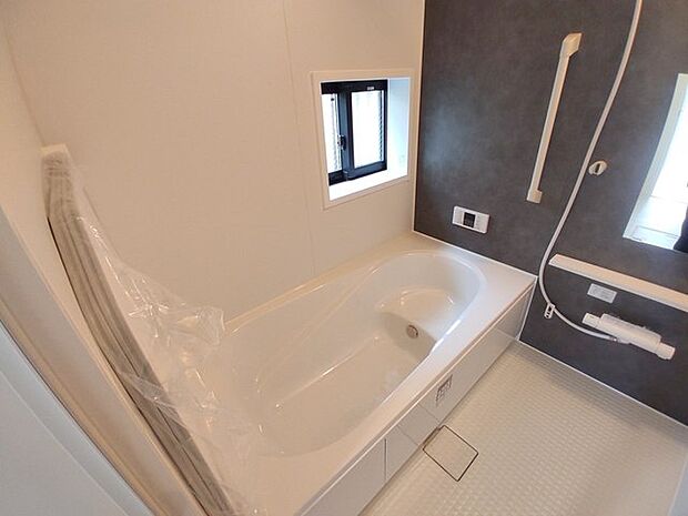 広々1坪タイプのゆったり浴室ユニット。防カビ・抗菌素材なのもうれしい。 